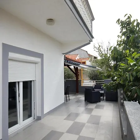 Kiki, No 2 Apartament